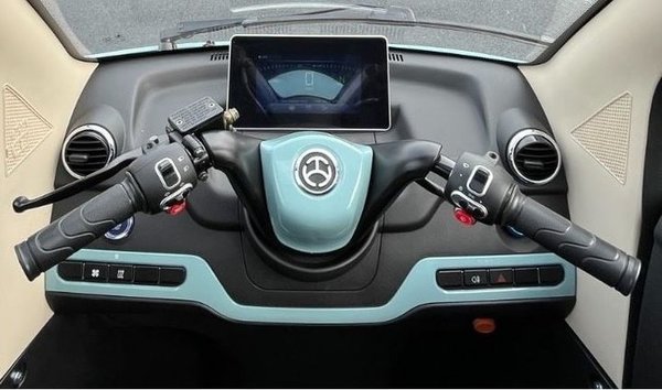 E-Miniauto Futura 3.0 3rädrig 45/25 km/h, 80 km Reichweite in Blau-Weiß oder in Schwarz